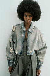 Kurze Jeansjacke mit Kragen und abgenutztem Look, ausgewaschen und perforiert